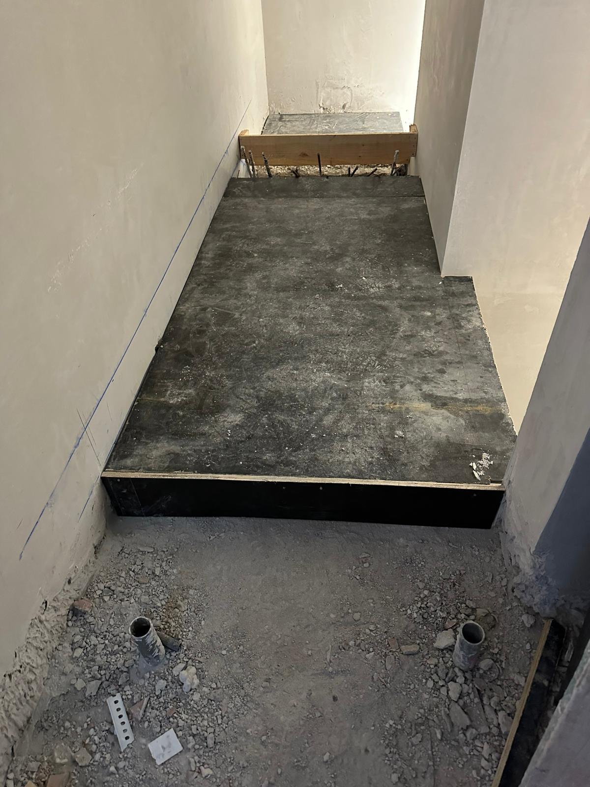 Carpinteiros trabalhando na cofragem